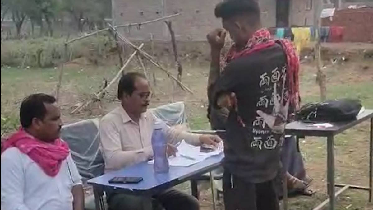 Viral Video: आयुष्मान कार्ड बनाने के एवज में शिक्षक ले रहा 500, जनप्रतिनिधि के सवाल पर दिया यह जवाब…
