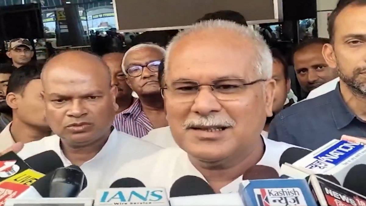 बिहार पहुंचे CG के पूर्व सीएम भूपेश बघेल: एयरपोर्ट पर दिया बड़ा बयान, कहा- दोनों सर्वदलीय बैठक में PM मोदी नहीं हुए शामिल