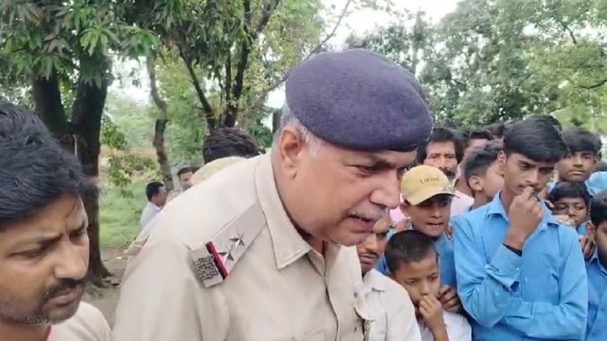 Bagaha School News : शिक्षा का मंदिर बना अखाड़ा, शिक्षक पर छेड़खानी का आरोप, स्कूल में मचा बवाल