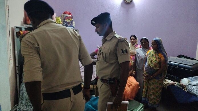 Bihar News: चोरों ने किया 5 लाख के गहने सहित 2 लाख नकद रुपए की चोरी, बंद घर का खिड़की तोड़कर कर चोरों ने किया चोरी