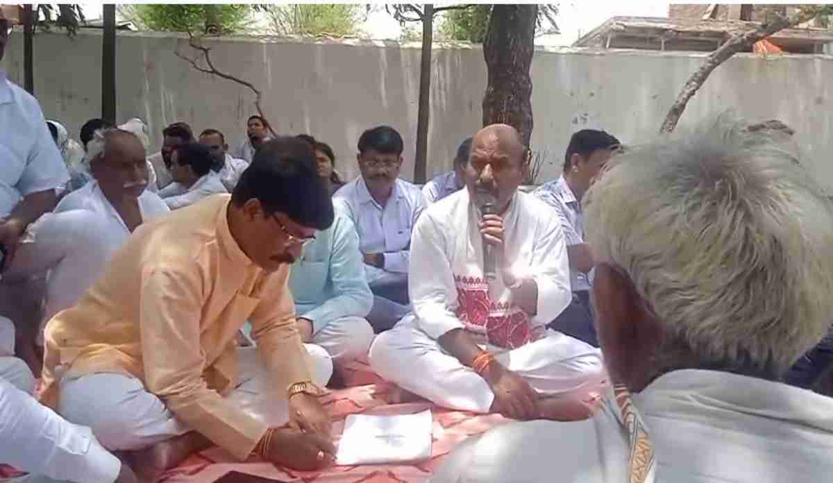 पेड़ के नीचे केंद्रीय मंत्री की जन चौपाल: वीरेंद्र खटीक ने  जमीन पर बैठकर सुनी जनता की समस्याएं, तत्काल अधिकारियों को लगाया फोन