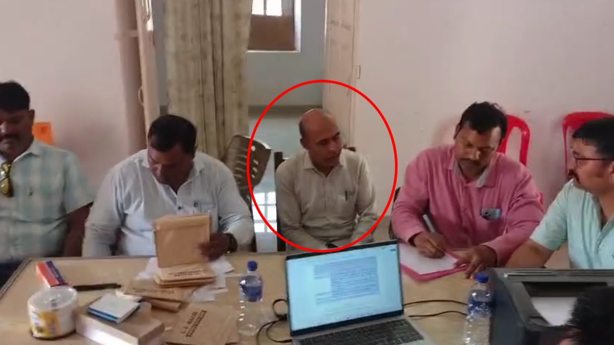 लोकायुक्त की कार्रवाई: आजीविका मिशन का प्रबंधक 10 हजार की रिश्वत लेते गिरफ्तार, स्व सहायता समूह की महिलाओं से मांगता था कमीशन
