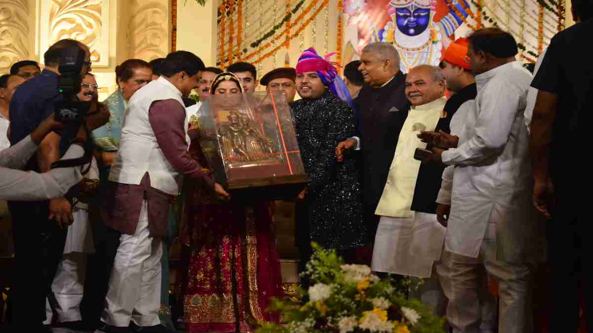 विधानसभा अध्यक्ष के बेटे का रिसेप्शन: CM डॉ. मोहन ने भेंट की राधा-कृष्ण की मूर्ति, उप राष्ट्रपति, शिवराज, सिंधिया समेत इन दिग्गजों ने नव दंपत्ति को दिया आशीर्वाद