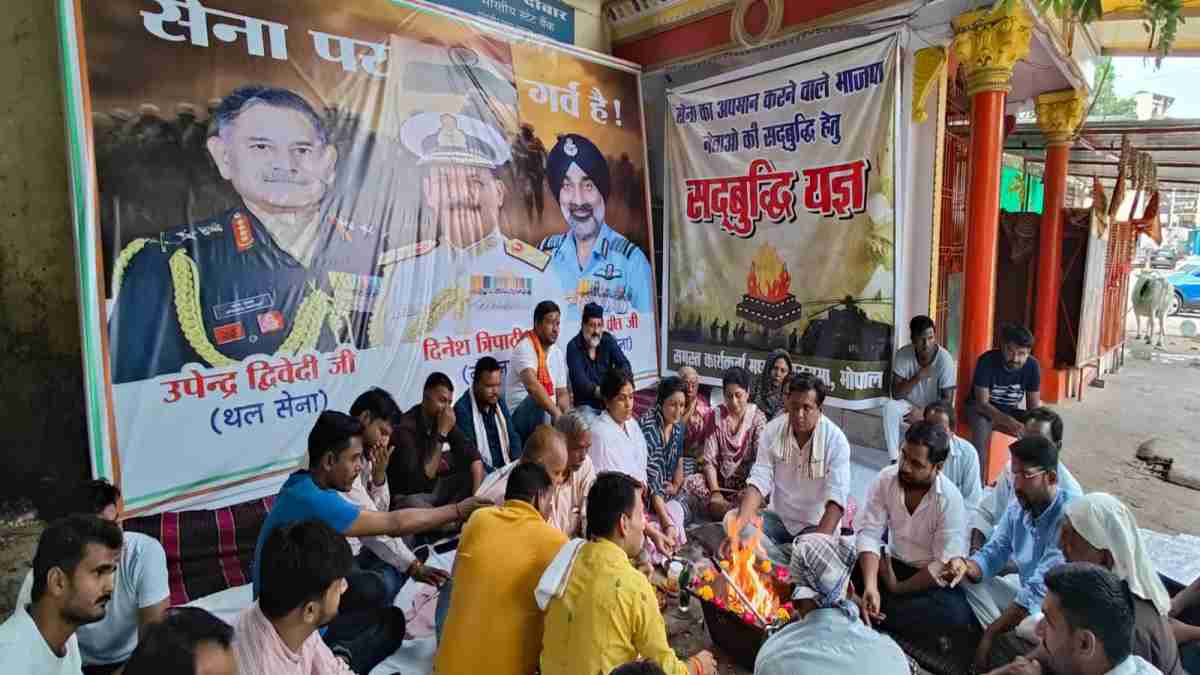 MLA आरिफ मसूद ने हनुमान मंदिर में कराया सद्बुद्धि यज्ञ, सेना पर टिप्पणी को लेकर BJP नेताओं के खिलाफ अनोखा प्रदर्शन