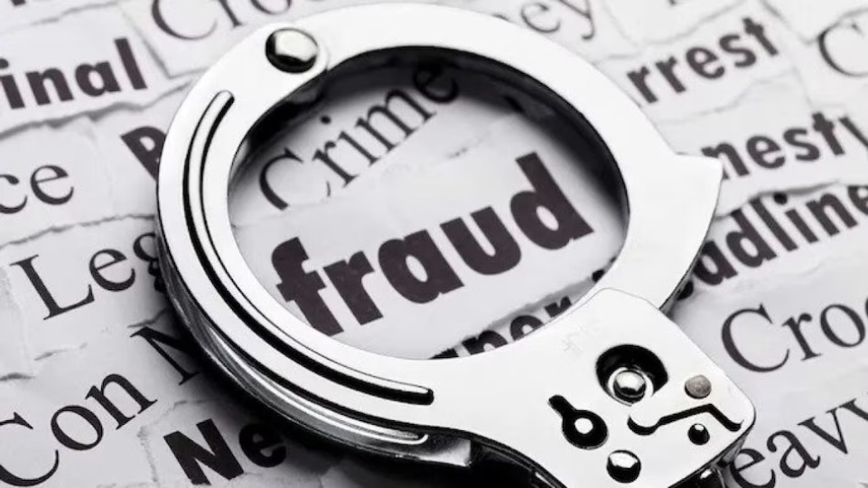 Fraud : शेयर मार्केट में पैसे डबल करने का झांसा देकर ठगी करने वाला आरोपी गिरफ्तार, इधर फर्जी क्राइम ब्रांच अधिकारी बनकर महिला से 8.5 लाख की ठगी