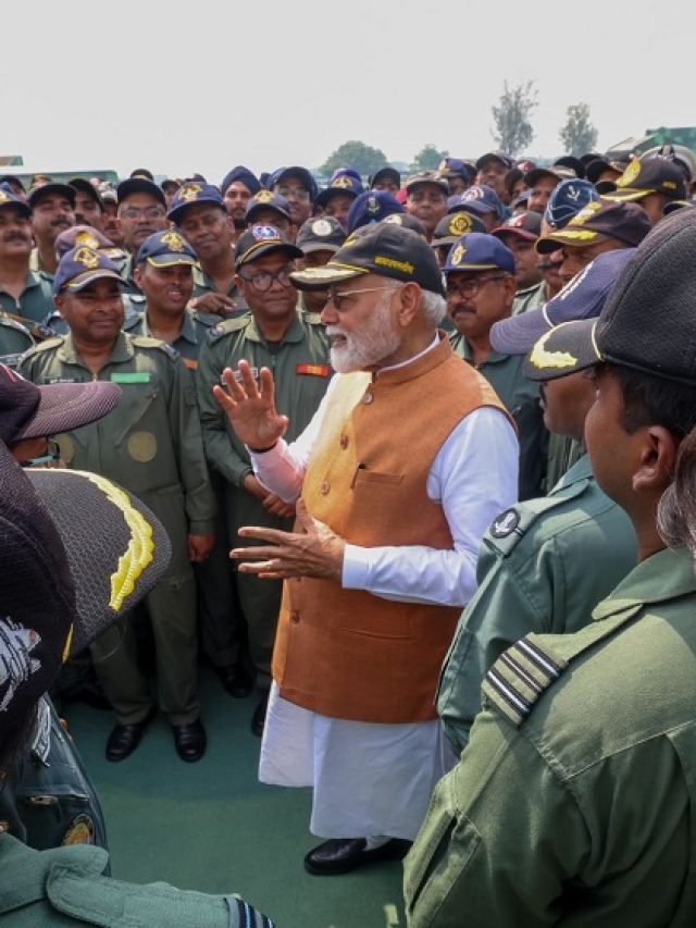 अचानक आदमपुर पहुंचे PM Modi जवानों से की मुलाकात