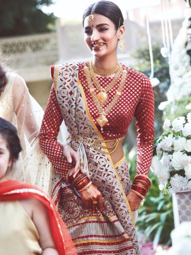 Vat Savitri Saree Look: वट सावित्री पर ट्रेडिशनल लुक पाने के लिए, Try करें ये स्टाइल