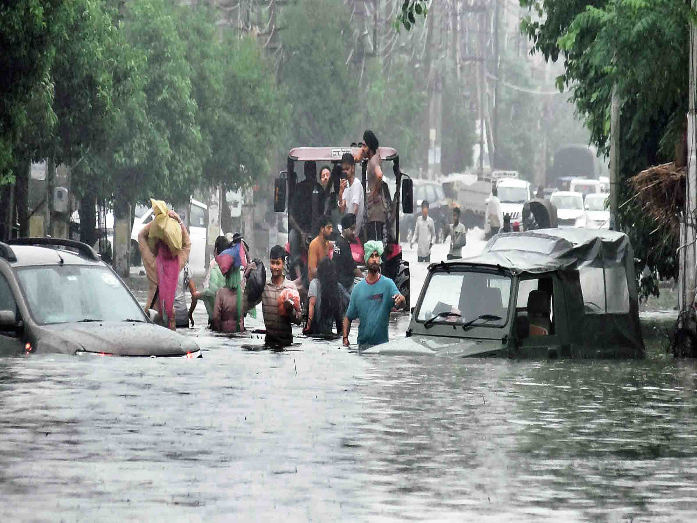 Monsoon: आफत की बारिश से हर तरफ मचाई तबाही…केरल में 4 की मौत, लैंड स्लाइड से सैकड़ों घर क्षतिग्रस्त, मुंबई-ठाणे जलमग्न, कर्नाटक में रेड अलर्ट
