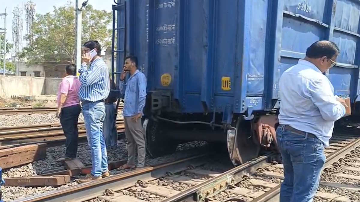 BREAKING : रायपुर रेलवे स्टेशन के समीप पटरी से उतरी मालगाड़ी, दो ट्रेक पर ट्रेनों की आवाजाही प्रभावित
