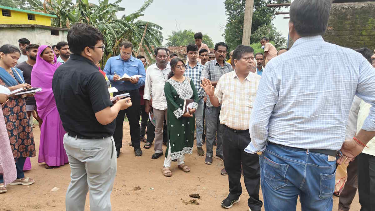 राज्यपाल के गोद ग्राम में पहुंचा प्रशासन, अधिकारी ने ग्रामीणों से स्वच्छ और सुंदर ग्राम बनाने पर चर्चा की…