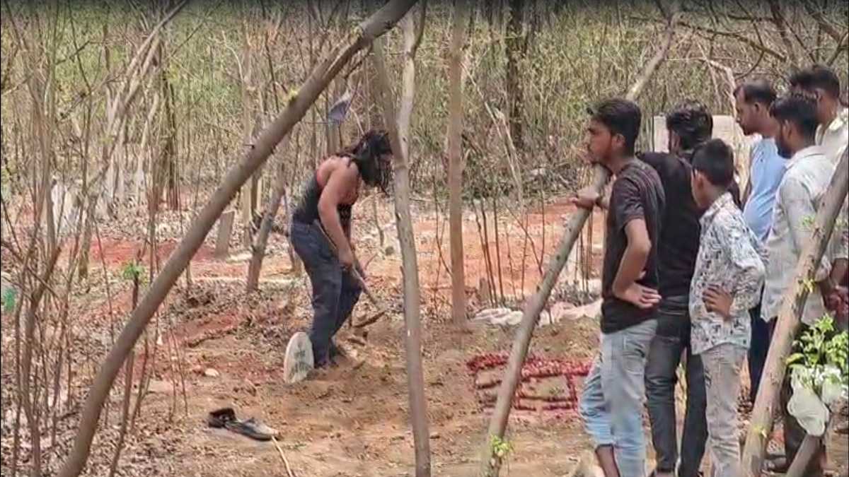 कब्रिस्तान में 3 महिला शवों के साथ छेड़छाड़: कब्रों को खोदकर की गई ये कोशिश… 5 दिन पहले दफनाई गई थी लाश