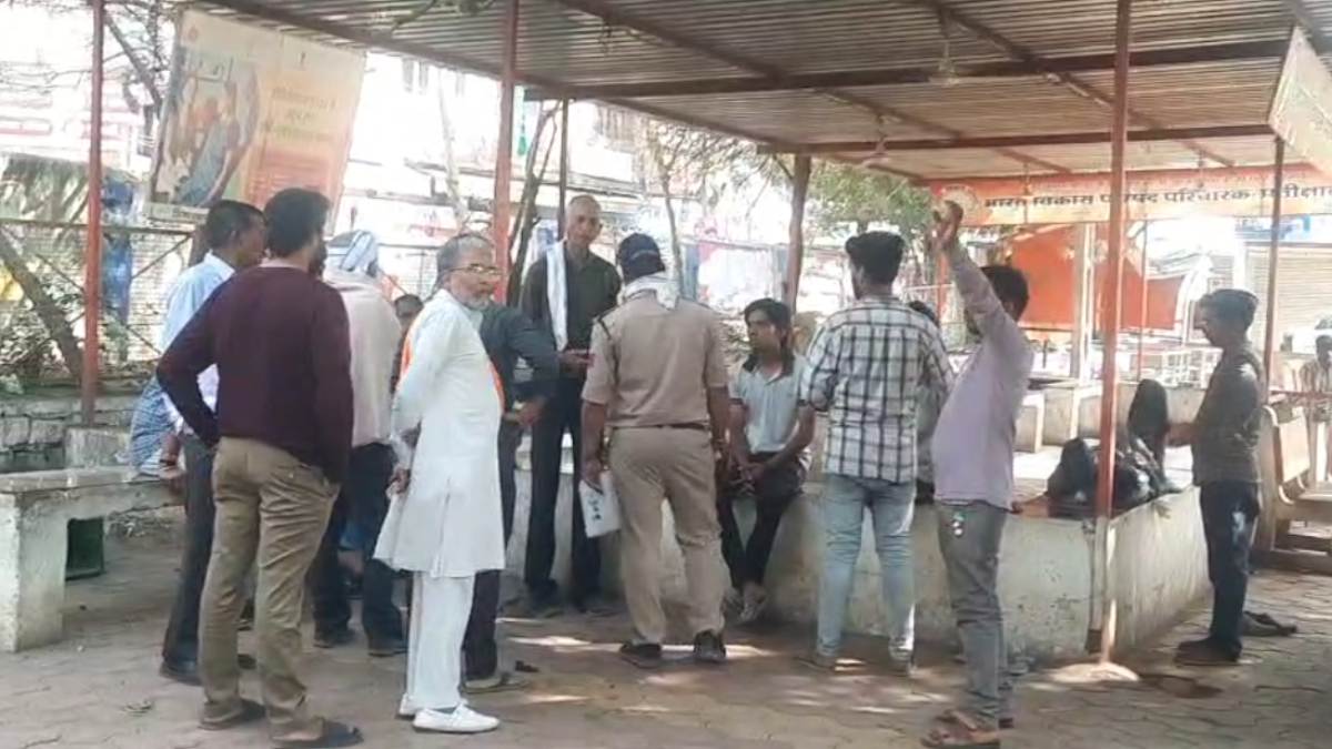 Guna में खून से सनी सड़कें: डिवाइडर से टकराकर कार पलटी, चार की दर्दनाक मौत, तीन घायल