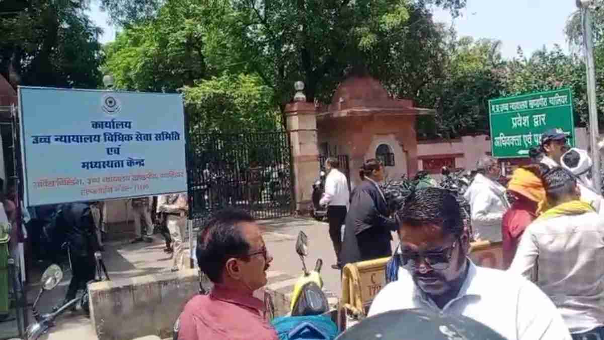 ग्वालियर HC में अंबेडकर की मूर्ति को लेकर गहराया विवाद: आमने-सामने आया वकील पक्ष, भारी संख्या में पुलिस बल तैनात