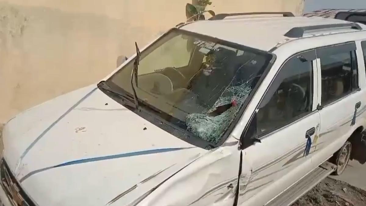 मौत का खौफनाक मंजर: तेज रफ्तार कार ने बाइक सवार परिवार को मारी टक्कर, फिर कई किलोमीटर तक घसीटा, पति-पत्नी और मासूम बेटी की उखड़ी सांसें