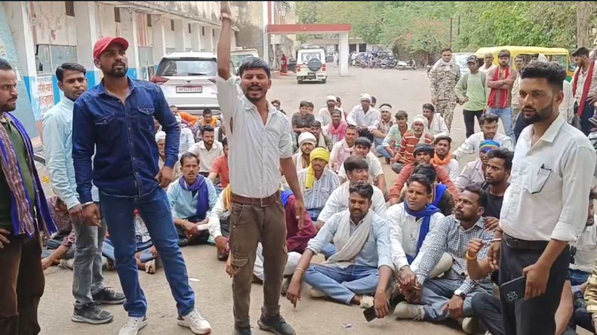 दो पक्षों में विवाद के बाद मारपीट: बाबा साहब की प्रतिमा को किया क्षतिग्रस्त, भीम आर्मी ने घेरा एसपी कार्यालय