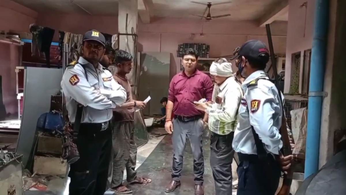 बंदूक के साए में हो रही है बिलों की वसूली, बंदूकधारी गार्ड लेकर उपभोक्ता के घर पहुंचे रहे बिजली कर्मचारी