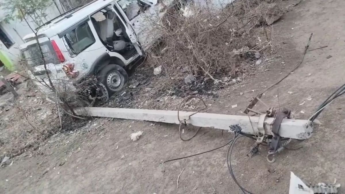 Road Accident: तेज रफ्तार स्कॉर्पियो बिजली खंभा तोड़ते हुए टकराई दीवार से, शादी से लौट रहे 7 लोग घायल…