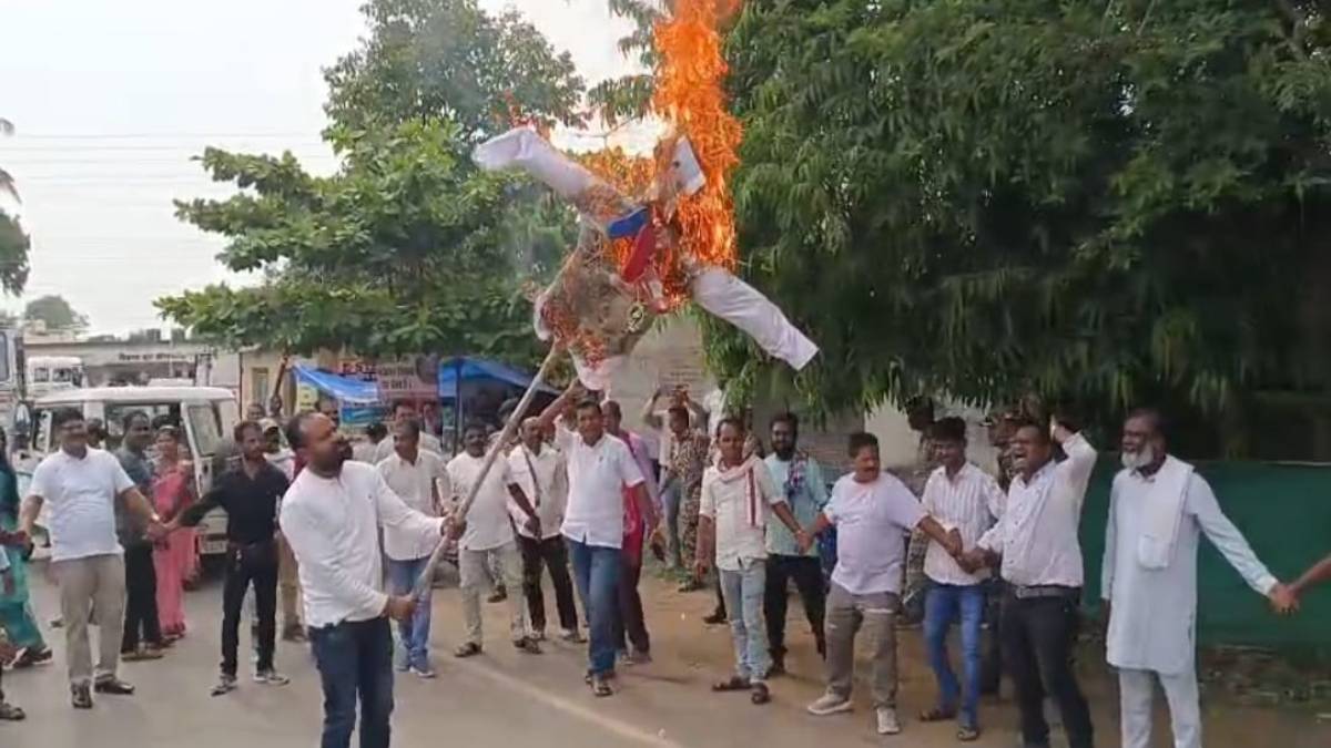 कर्नल सोफिया के खिलाफ आपत्तिजनक टिप्पणी का मामला: भारतीय सेना के सम्मान में कांग्रेस ने किया मंत्री विजय शाह का पुतला दहन 