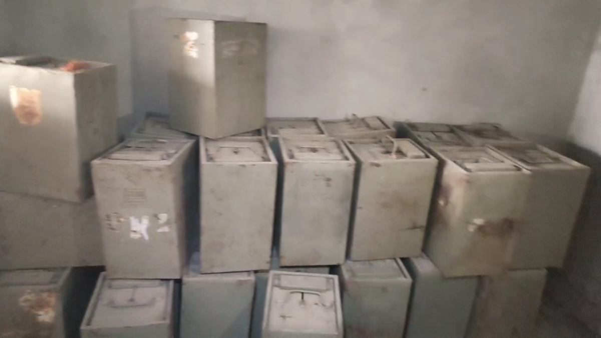 निर्माणाधीन मकान में मिली 40 मतदान पेटियांः अधिकारियों ने जनपद पंचायत भवन में रखवाया, उठे कई सवाल