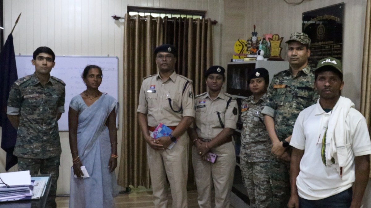 CG NEWS: 16 लाख के ईनामी नक्सल दंपत्ति ने किया आत्मसमर्पण, कई बड़ी घटनाओं में रहे शामिल…