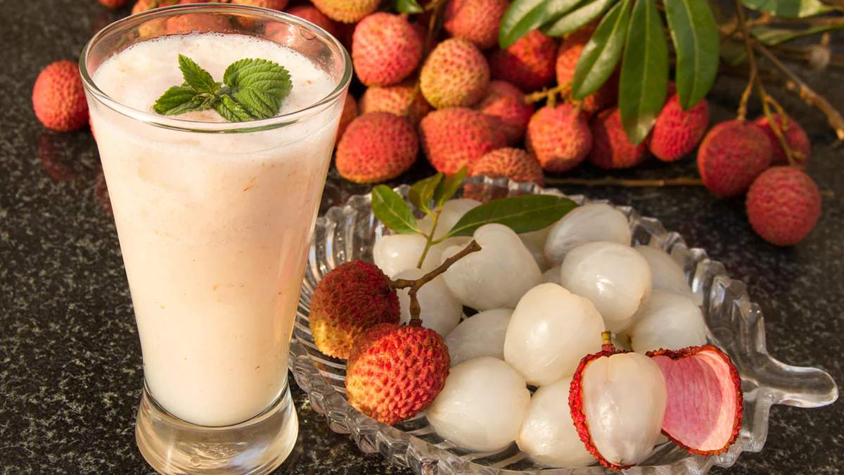 Summer Special: गर्मी में मेहमानों को पिलाएं Lychee Smoothie, सभी को पसंद आएगी ये Refreshing Drink