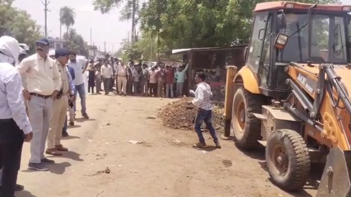 राम जानकी मंदिर की जमीन पर चला बुलडोजरः सात करोड़ की जमीन को प्रशासन ने कराया अतिक्रमणमुक्त