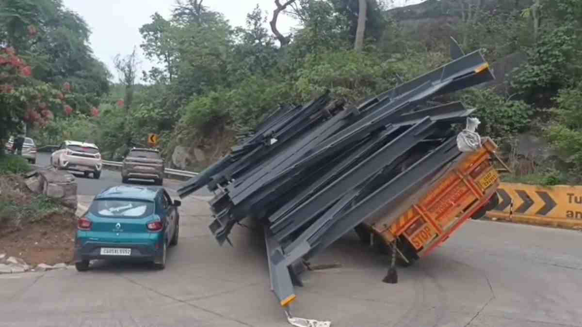 केशकाल घाटी के 8वें मोड़ पर पलटी ट्रेलर, नेशनल हाईवे 30 पर भारी वाहनों की आवाजाही ठप, देखें VIDEO…