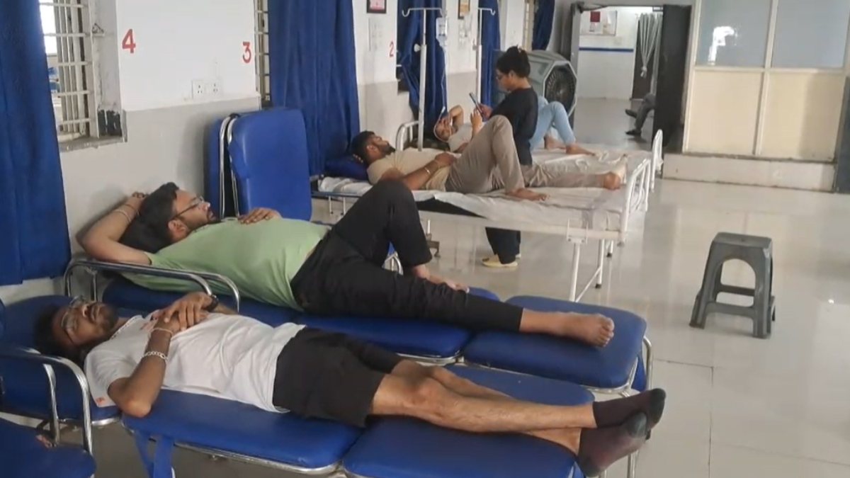 स्लीपर कोच बस हादसे में तीन मौत, 15 घायलः इंदौर से राजकोट जा रही थी बस, तीनों मृतक अहमदाबाद के