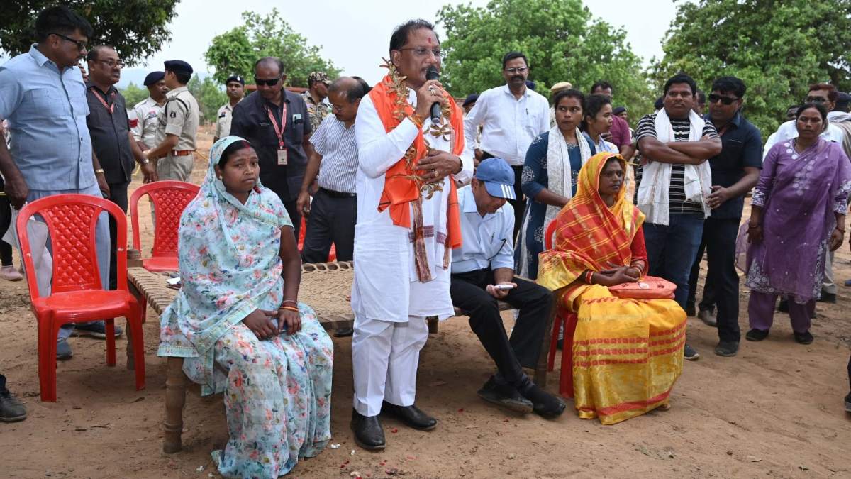 तेज आंधी के बीच ढोढरीकला में उतरा मुख्यमंत्री का हेलिकॉप्टर: CM ने ग्रामीणों से पूछा- जाई कि रही…