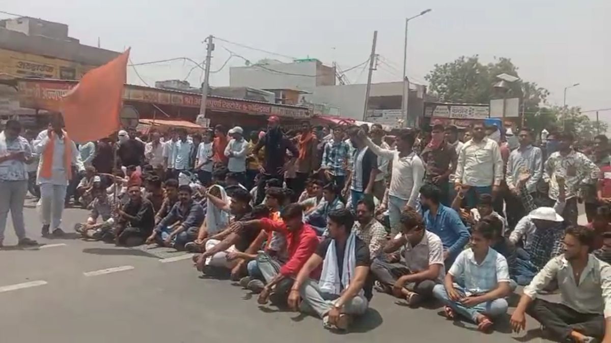 लव जिहाद के बाद गांव में तनावः गुस्साए ग्रामीणों ने आरोपियों के घरों में बुलडोजर चलाने की मांग को लेकर हाइवे पर लगाया जाम, प्रशासनिक अफसर पहुंचे मौके पर, दी समझाइश