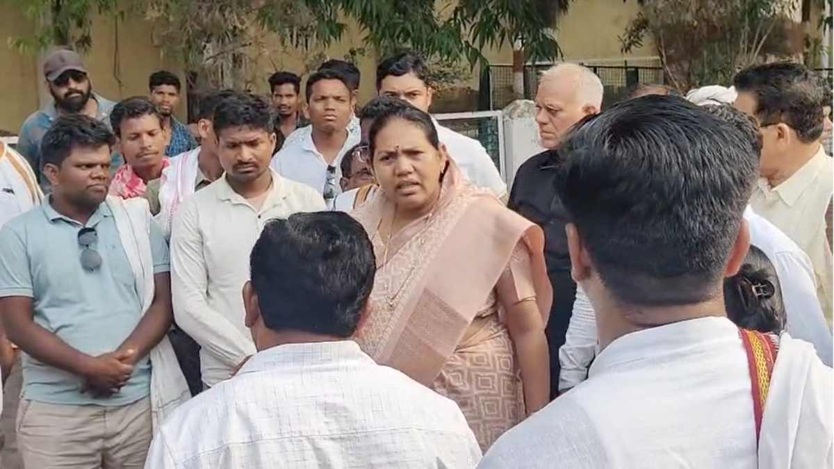 विधायक से मिले बगैर चले गए कलेक्टर : सावित्री मंडावी ने SDM और तहसीलदार पर निकाली भड़ास, कलेक्ट्रेट का घेराव करने की दी चेतावनी, रेत के अवैध खनन मामले में मिलने का कर रही थीं इंतजार