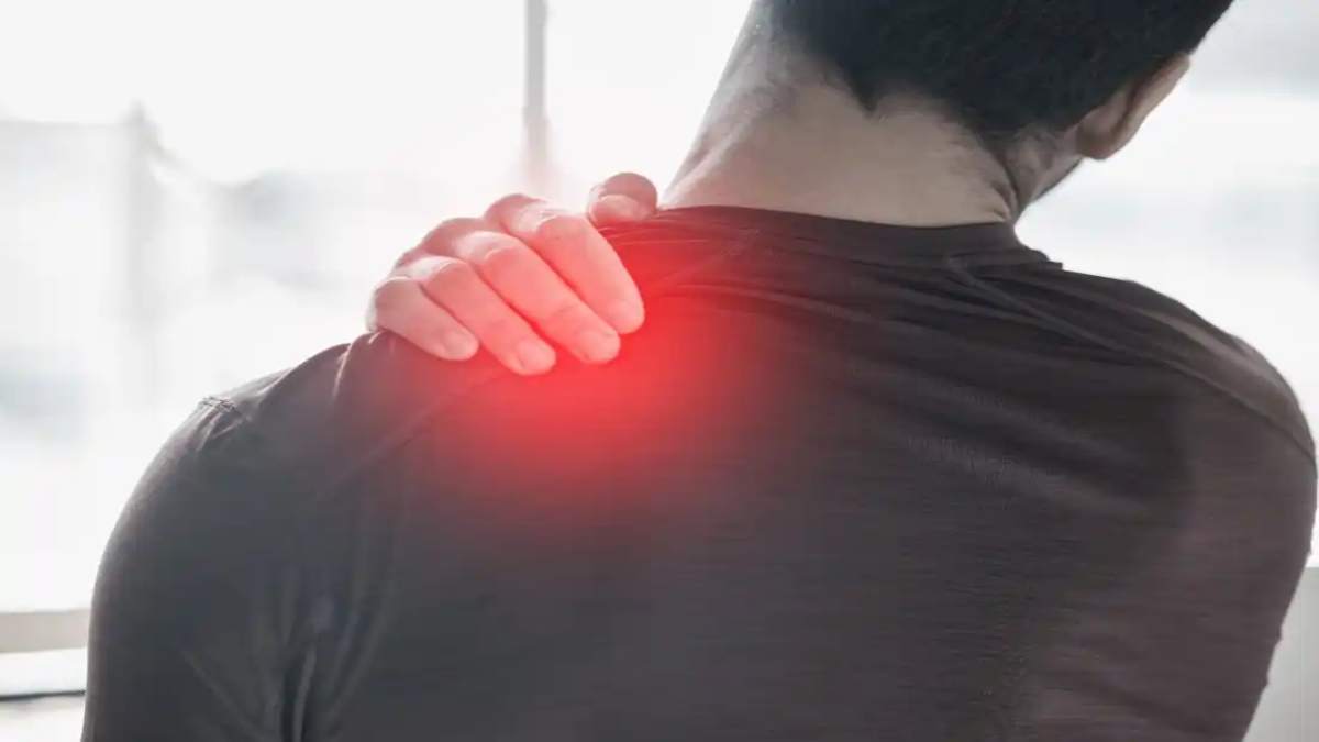 Health Tips: अगर आपकी भी नींद में चढ़ जाती है कंधे की नस… तो जानिए कारण और इसे ठीक करने के उपाय…