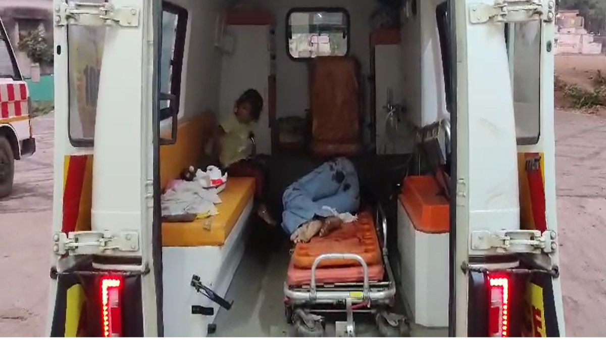 शादीशुदा महिला ने शादी से किया इंकारः युवक ने चाकू से गोदकर किया लहूलुहान, मेडिकल कॉलेज में भर्ती, आरोपी फरार