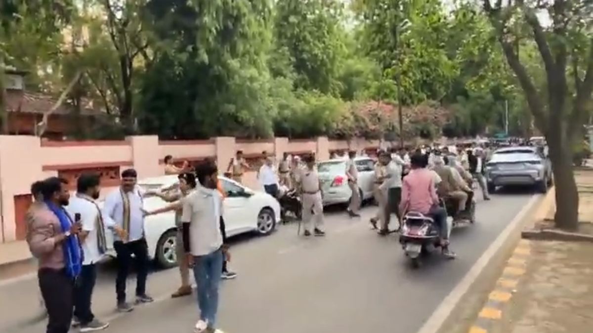 HC में अंबेडकर की मूर्ति को लेकर बवाल: वकील और बाहरी लोगों में झड़प, भारी संख्या में पुलिस बल तैनात