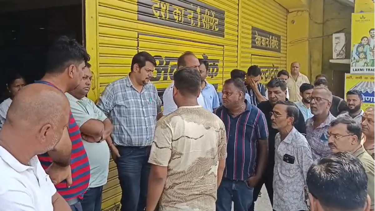 GST की कार्रवाई से भड़के व्यापारी : लक्ष्मी ट्रेडर्स के यहां 6 माह में तीसरी बार मारा छापा, व्यापारियों ने जीएसटी अधिकारियों पर अवैध वसूली का लगाया आरोप, कहा – कार्रवाई बंद नहीं हुई तो दुकानें बंद कर सौंप देंगे चाबी