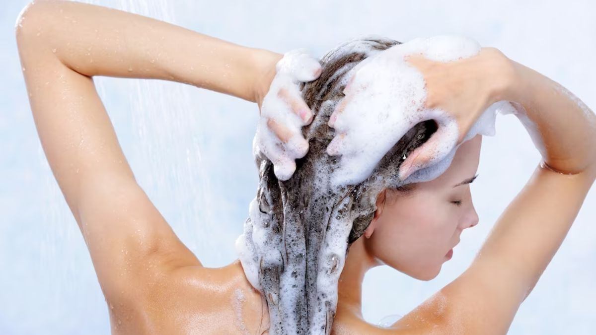 Hair Care Tips: शैम्पू करते वक्त आप भी तो नहीं कर रहे हैं ये 6 गलतियां…