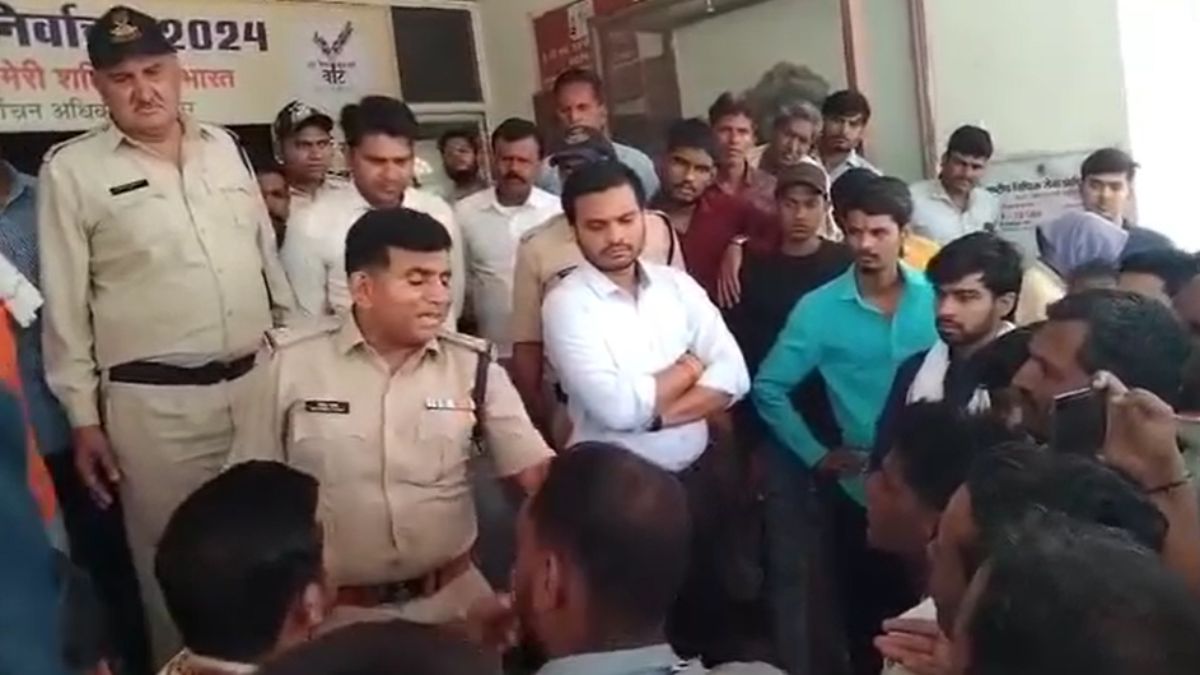 पॉलिटेक्निक हॉस्टल में छात्रा की संदिग्ध मौतः पंखे में लटका मिला शव, परिजनों ने कलेक्ट्रेट कार्यालय में किया हंगामा, बोले- हमें न्याय चाहिए