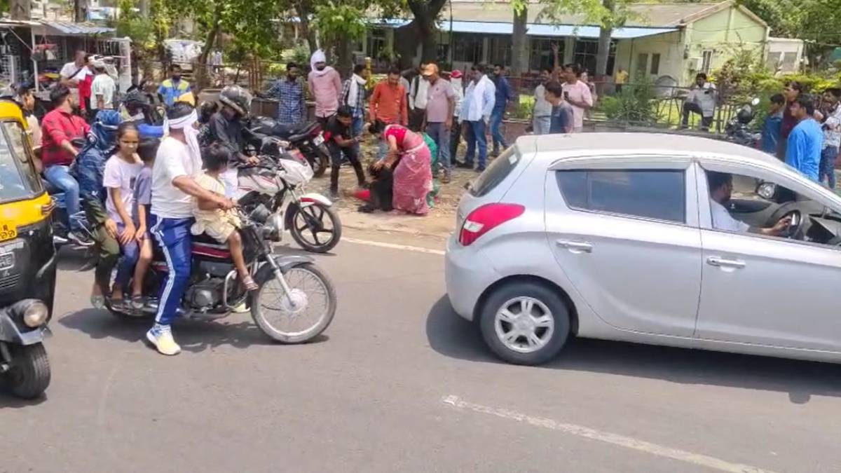 ‘पति-पत्नी और वो’ का बीच सड़क हाई वोल्टेज ड्रामाः मारपीट का वीडियो वायरल, मामला पहुंचा थाने