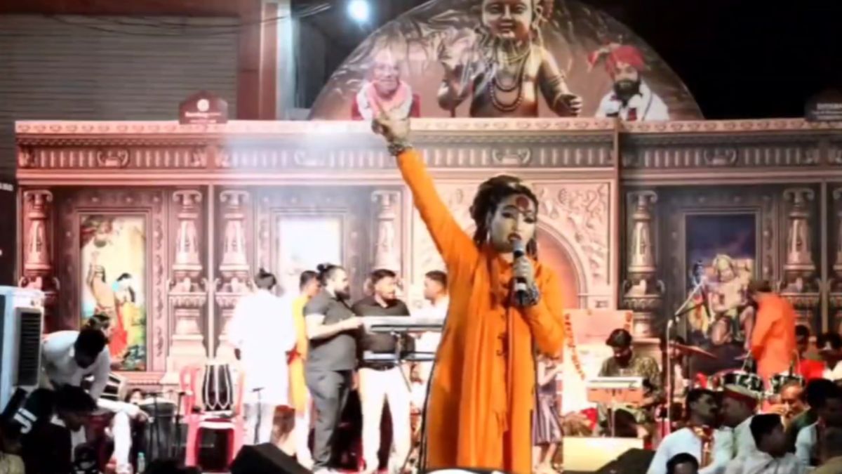 संभल कर रहना: भजन गायिका शहनाज अख्तर बोलीं- धन कमाओ तो एक-एक हथियार खरीद लेना, पूरी तैयारी से रहो, भड़का नहीं रही हूं मामला गरम होना चाहिए