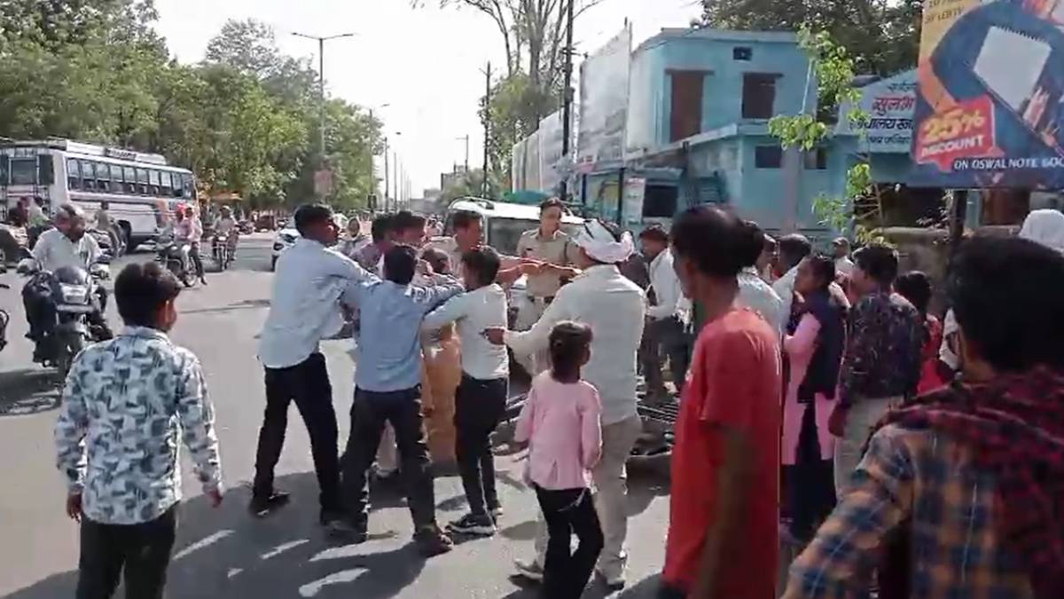 लव मैरिज के बाद मुख्यमंत्री कन्या विवाह में पहुंचे थेः लड़की पक्ष के परिजन भी पहुंचे और दूल्हे पक्ष की कर दी पिटाई, दुल्हन को अपने साथ ले भागे