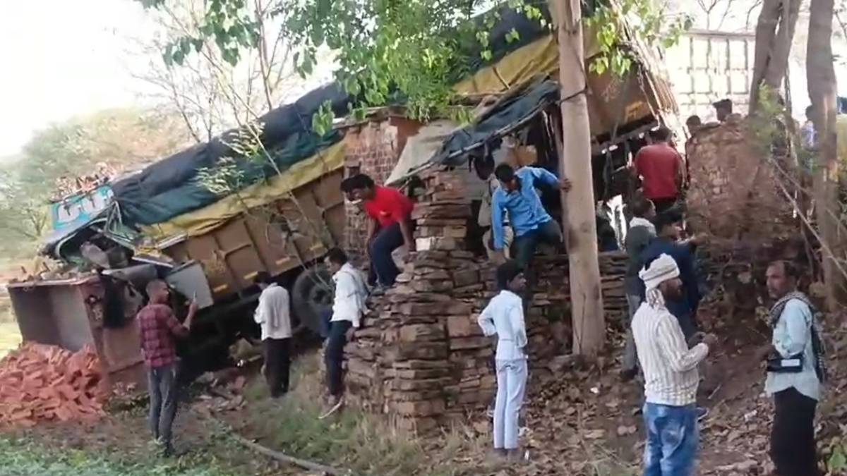 रफ्तार का कहरः ट्रक अनियंत्रित होकर घर में घुसा, दो लोगों की मौत, गुस्साए ग्रामीणों ने हाइवे पर लगाया जाम