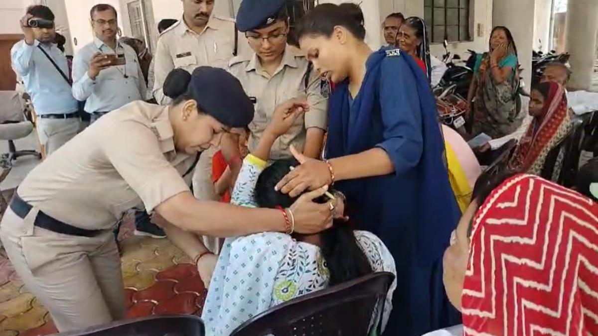 SP ऑफिस में 2 छोटे बच्चों के साथ पहुंची महिला ने खाया जहर: पति की प्रताड़ना से उठाया आत्मघाती कदम, जिला अस्पताल में भर्ती