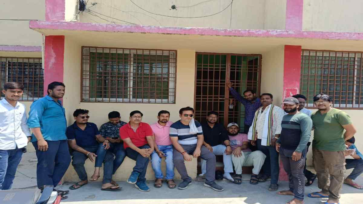 भीषण गर्मी में अघोषित बिजली कटौती से भड़के लोग, विद्युत वितरण केंद्र में जड़ा ताला, कलेक्टर ने EE को थमाया नोटिस