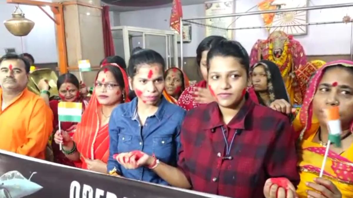 ऑपरेशन सिंदूरः भोपाल में महिलाओं ने खेली सिंदूर की होली, विधायक रामेश्वर शर्मा बोले- औकात में रहोगे तो जिंदा रहोगे, बाहर जाओगे तो जमीदोज कर दिए जाओगे