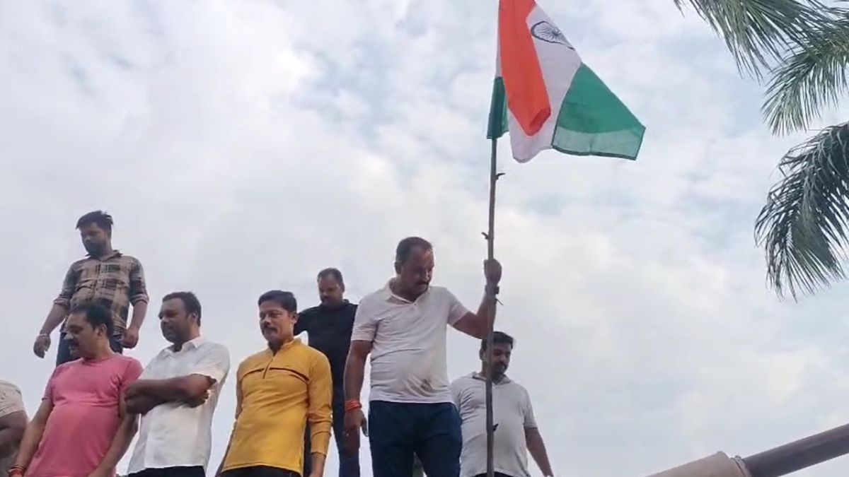 India-Pakistan War: सेना के टैंक पर भोपाल के लोगों ने लहराया तिरंगा, भारतीय सेना का किया उत्साहवर्धन, दिखाया देशभक्ति का जज्बा