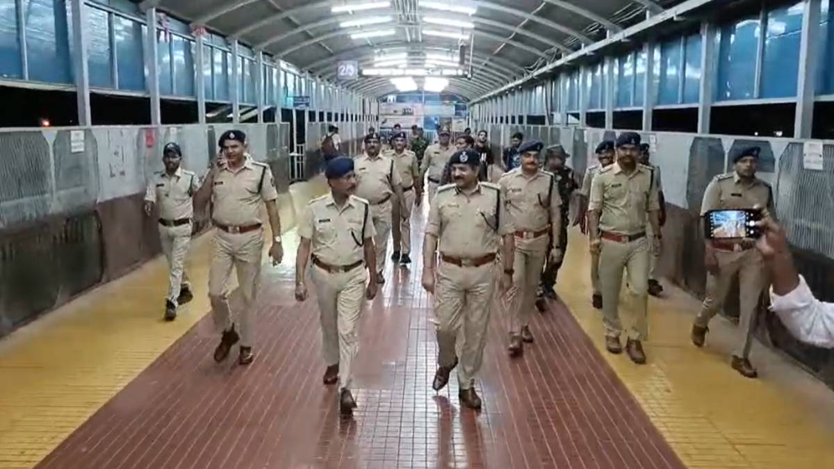 India-Pakistan War: एसपी ने देर रात खंडवा रेलवे स्टेशन और बस स्टैंड की सुरक्षा व्यवस्था का लिया जायजा