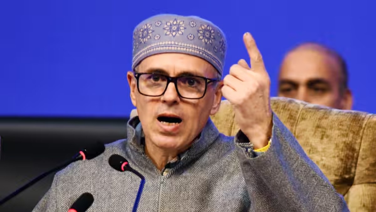 सीएम उमर अब्दुल्ला ने पाकिस्तान को दी चेतावनी, बोले-‘हथियार डाल दे, नहीं तो…’