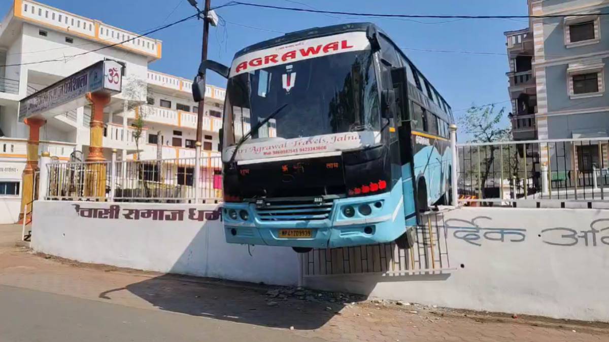 तीर्थनगरी ओंकारेश्वर में बड़ा हादसा टला: यात्रियों से भरी बस धर्मशाला की दीवार पर अटकी, कोई जनहानि नहीं