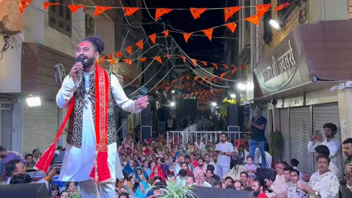 नरसिंह मंदिर का जीर्णोद्धार व प्राण प्रतिष्ठा समारोहः भजन गायक किशन ने बांधा समां, विधायक संग देर रात तक झूमे भक्त