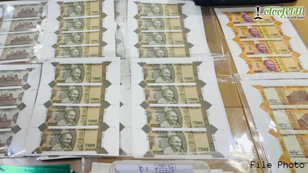 Fake Currency Racket Busted: दुकानदार ने दिखाई समझरी… और ऐसे खुली नकली नोट खपाने वाले रैकेट की पोल…